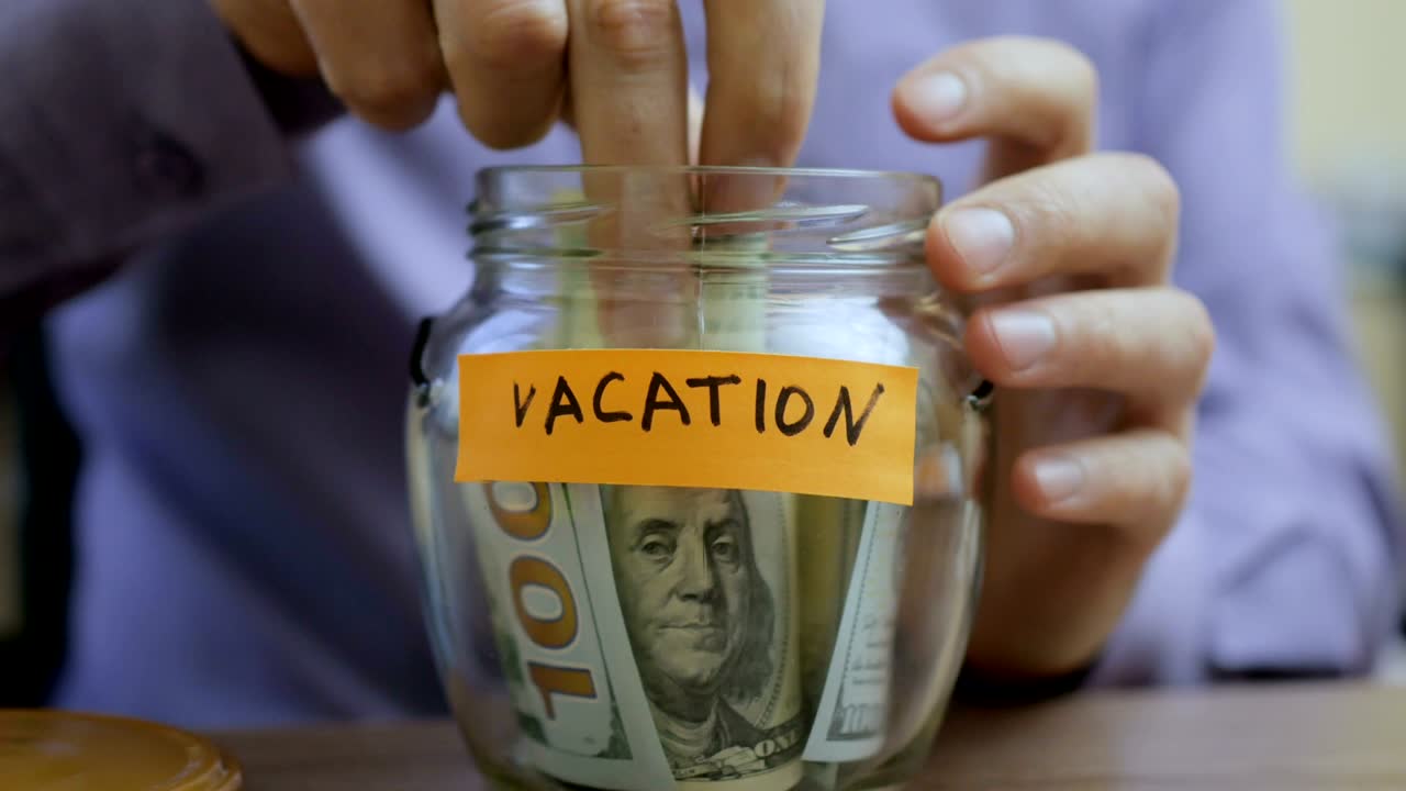 백인 남자가 유리 항아리를 넣고 미래의 휴가를위한 저축으로 서랍 테이블에 넣습니다.