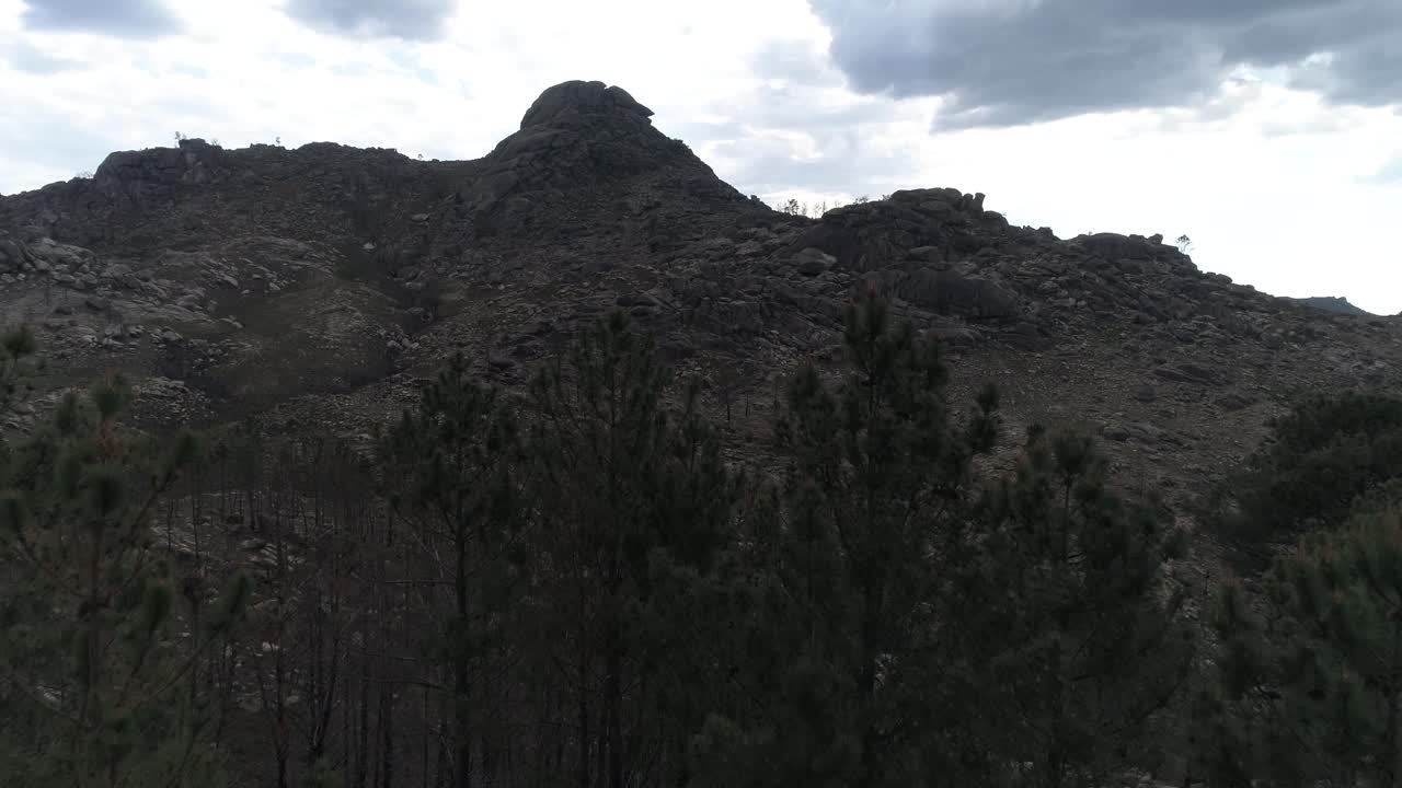 aviones no tripulados vuelan sobre las montañas del desierto