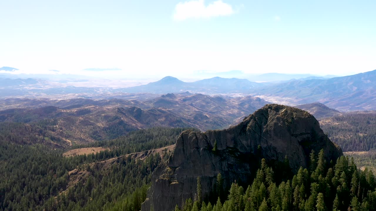오리건주 남부에 있는 파일럿 암석의 조감도
