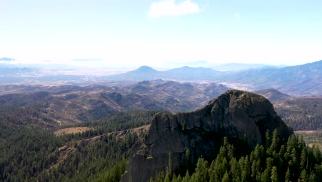 Vista-Aérea-De-Pilot-Rock-En-El-Sur-De-Oregon