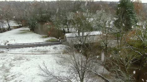 La-Antena-Del-Puente-Cubierto-De-Blanco-Se-Revela-En-La-Nieve-Del-Invierno.