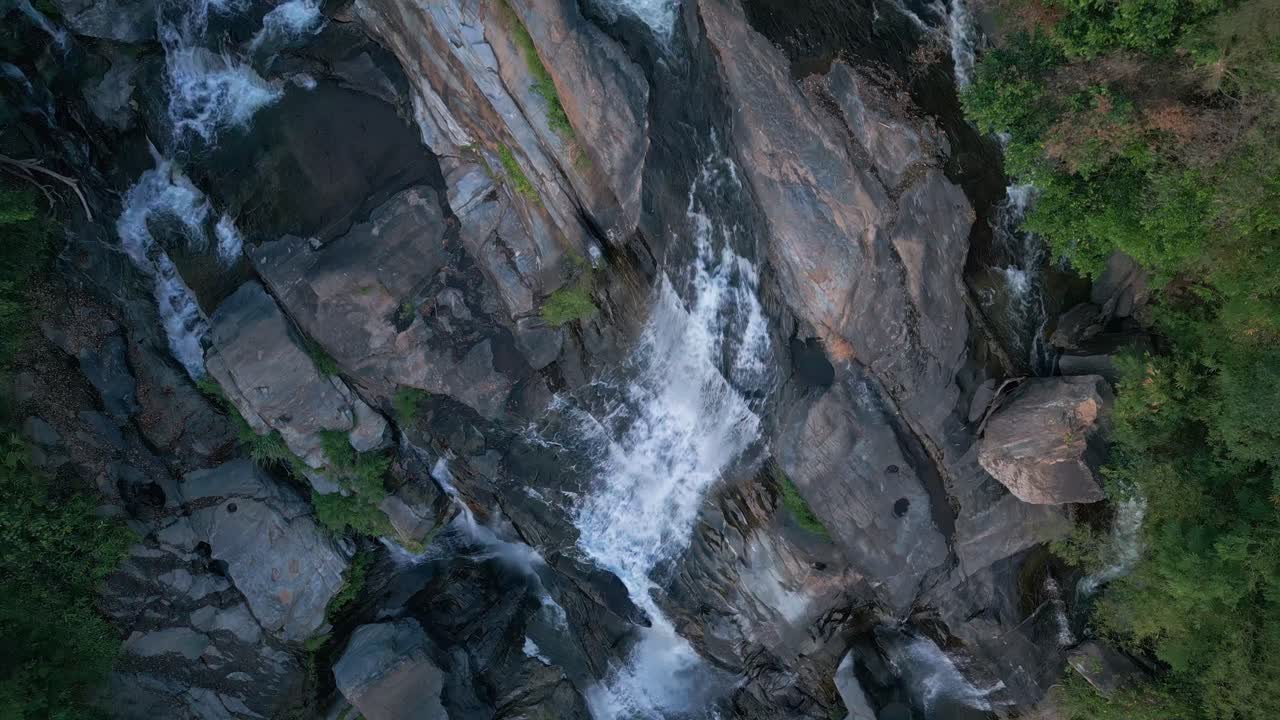 la pintoresca cascada de mae klang en ban luang, chom thong, chiang mai, tailandia - fue filmada por un avión no tripulado