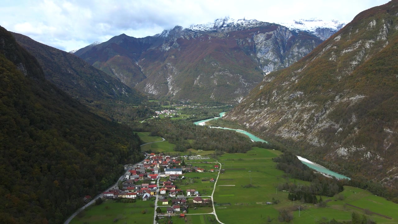 Veduta aerea del villaggio di Srpenica circondato dal vasto paesaggio naturale delle Alpi slovene.