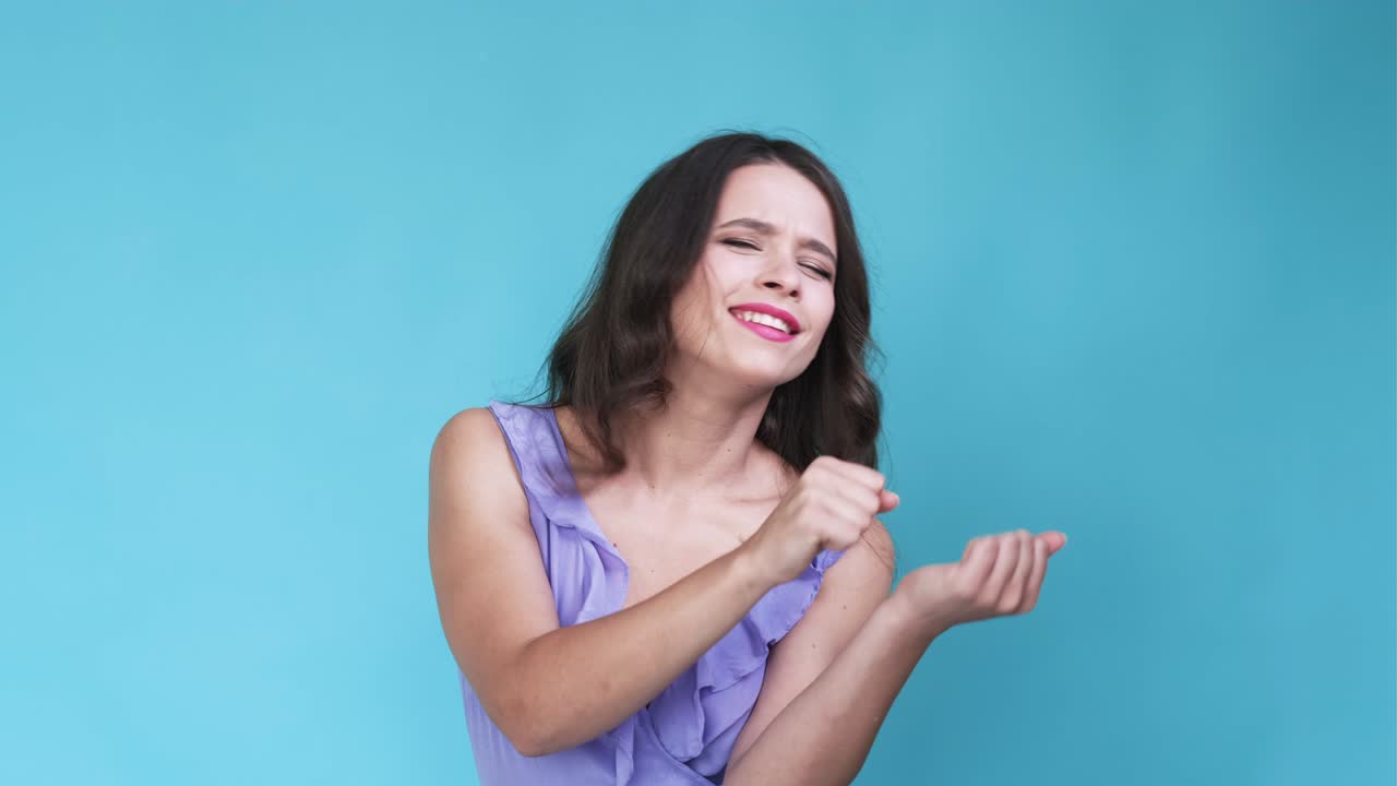 emoción alegre mujer bailando expresión meme