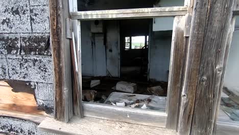 Mirando-Por-Una-Ventana-En-Una-Vieja-Casa-De-Madera-Abandonada-En-El-Campo