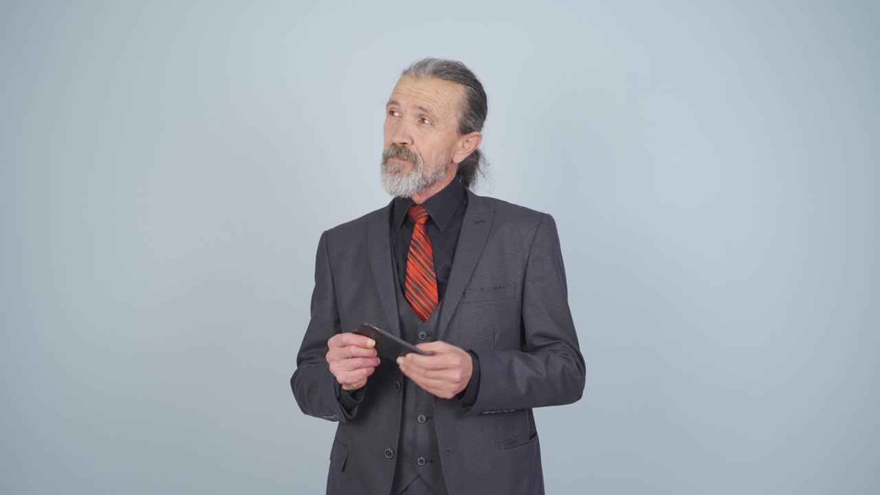 스트레스를 받은 사업가, 손에  ⁇ 드폰, अनिश्चित한 표정.