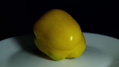 pimienta amarilla en un plato blanco girando hacia la izquierda, alimentos y nutrición