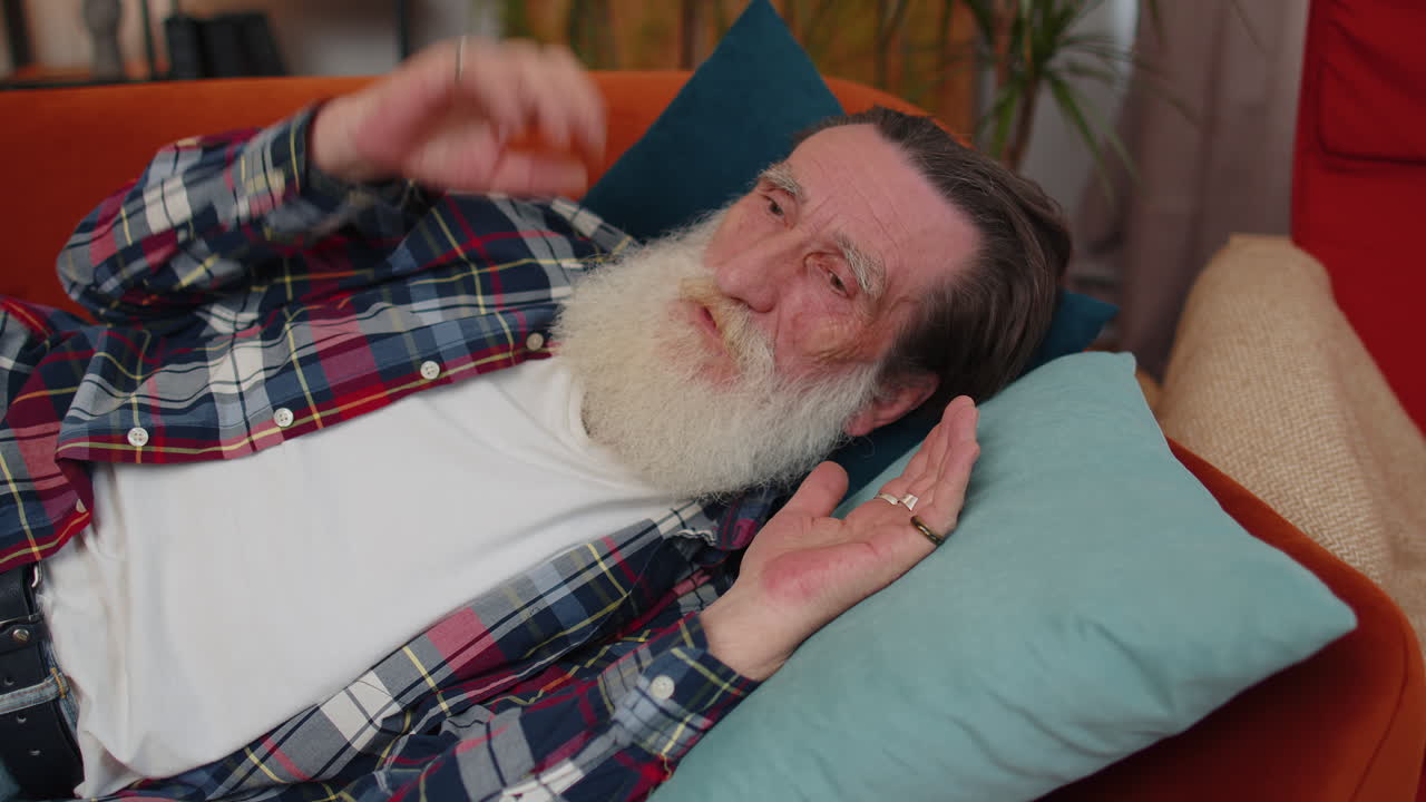 겁에 질려 피곤한 노인 집에서 침실에서 악몽에서 깨어나 스트레스, 긴장, 불안