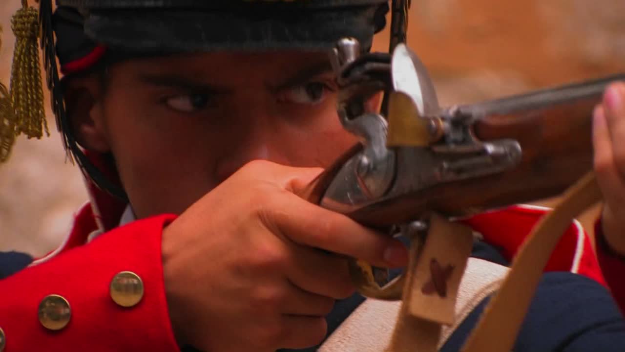 un soldado dispara un mosquete en una recreación de la batalla del álamo 1