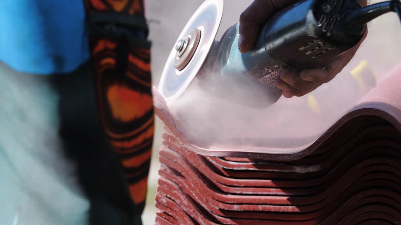 원형 도자기로 지붕 타일을 잘라내는 것