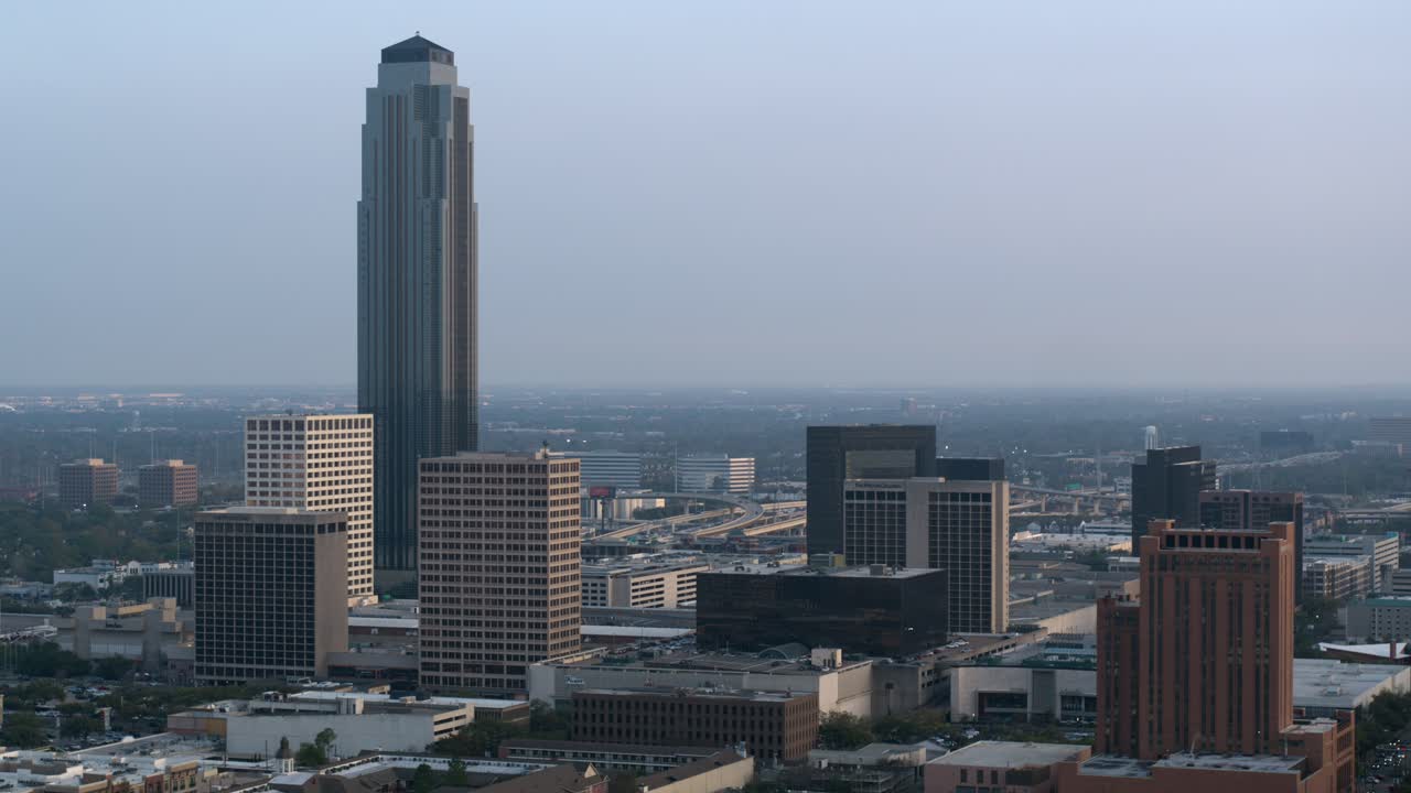 Ripresa aerea introduttiva con drone della zona Uptown di Houston sud-ovest, conosciuta anche come zona Galleria.