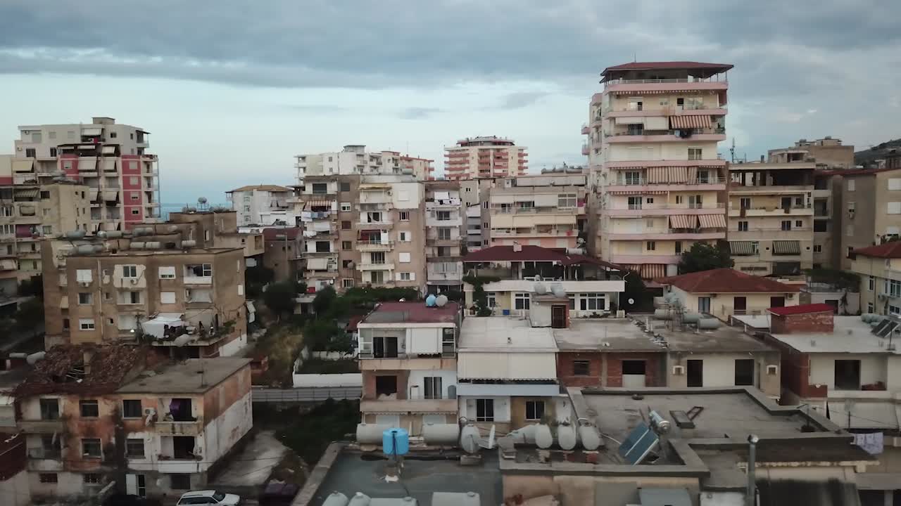 un dron del paisaje urbano albanés disparó al amanecer.