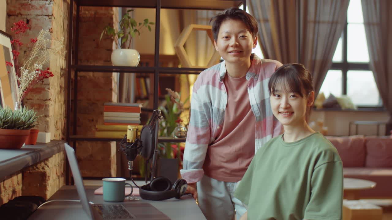 가정 레코딩 스튜디오에서 두 명의 즐거운 아시아 여성의 초상화