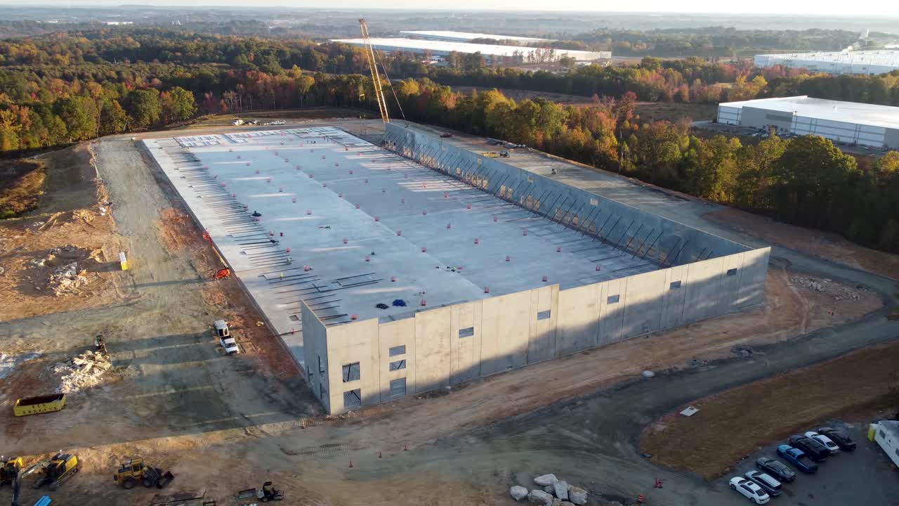 콘크리트 패널을 제자리로 들어올리는 크레인의 넓은 드론 궤도