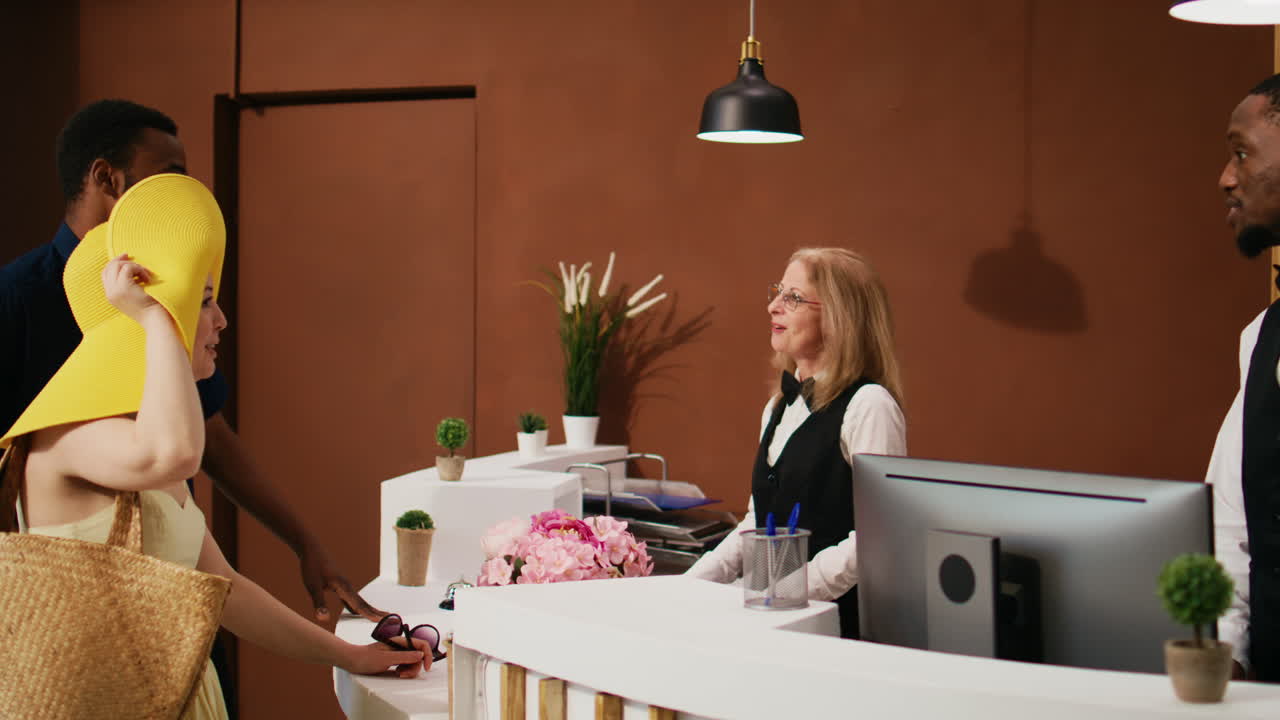 pareja diversa discutiendo con el empleado