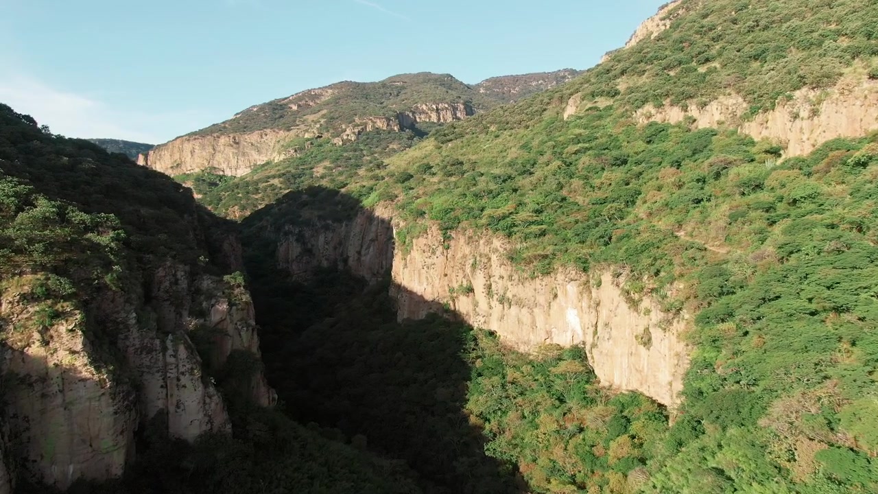 Vista panorámica del Cañón de la Garita, Sierra Pénjamo, Guanajuato, México - Toma aérea con dron.