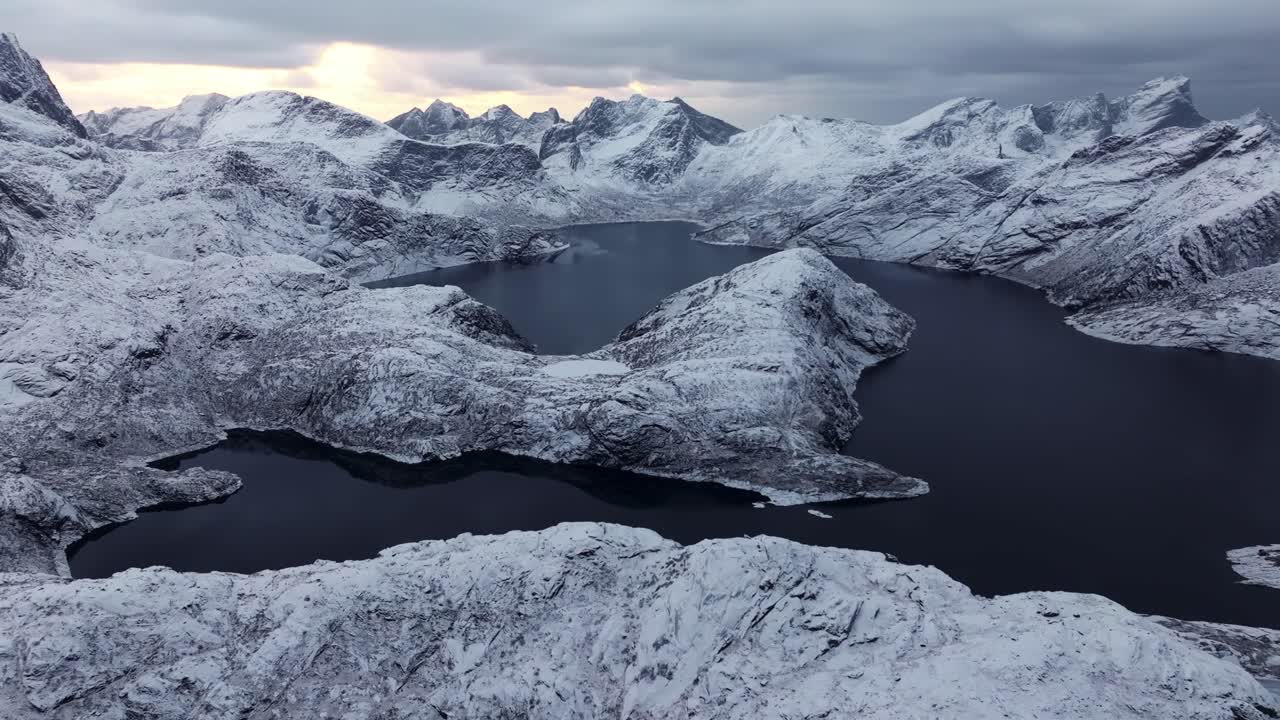 Luftaufnahme der wunderschönen Winterlandschaft Norwegens mit schneebedeckten Bergen.