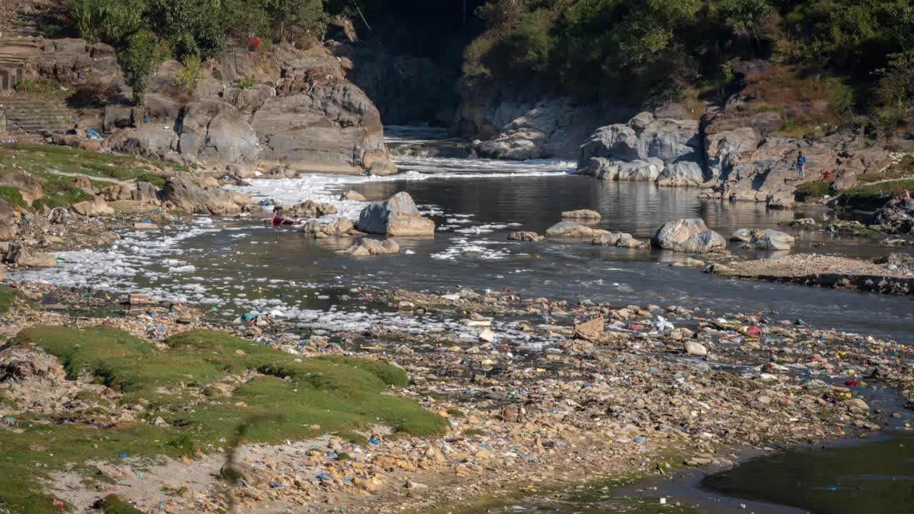 la contaminación del río bagmati a su salida del valle de katmandú en nepal y la espuma que flota en la parte superior