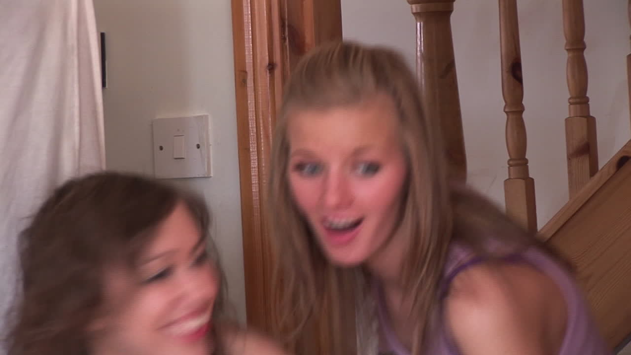 두 명의 십대들이 방에 들어갑니다.