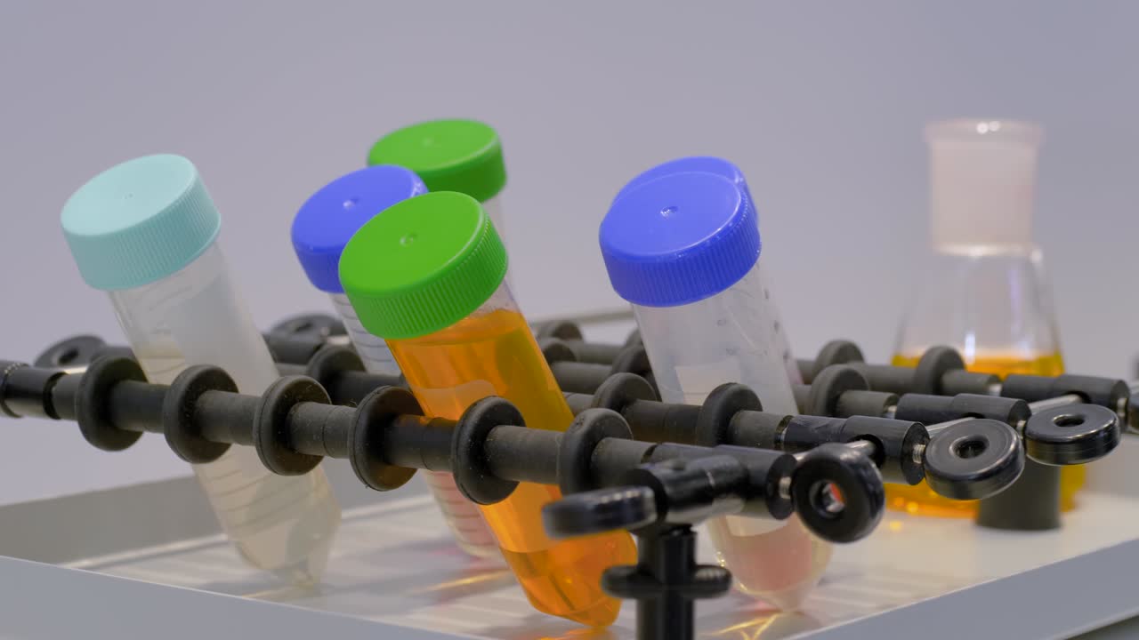 agitador orbital para mezclar, agitar y mezclar muestras biológicas en viales de plástico