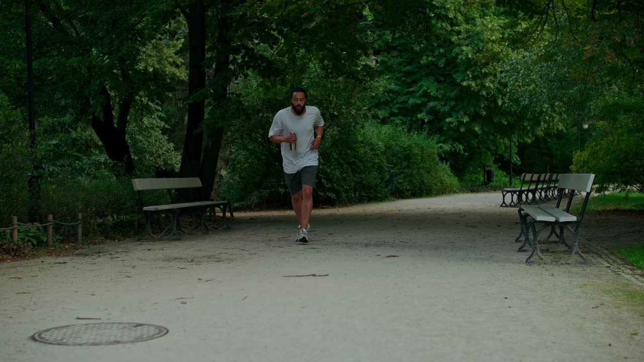 Uomo che pareggia nel parco