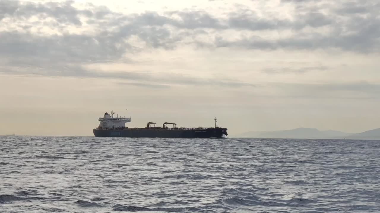 지브롤터 해협의 바다에서 항구로 돌아가는 정체불명의 빈 화물선