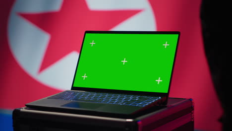 soldado del ejército de corea del norte usando tecnología militar en una computadora portátil de pantalla verde