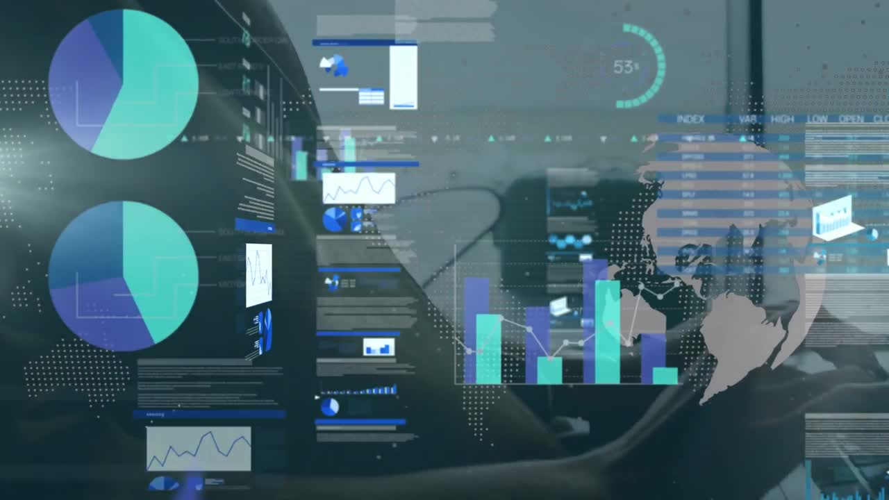 Animasjon av databehandling over kaukasisk forretningskvinne som bruker laptop