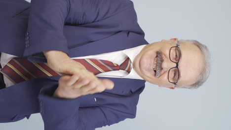 Vertical-video-of-Old-businessman-applauding.