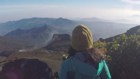 Mujer-Mirando-El-Valle-En-El-Pico-De-La-Montaña-Gede-Pangrango