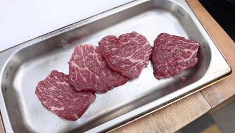 cortes de carne de res crudas listas para asar a la parrilla