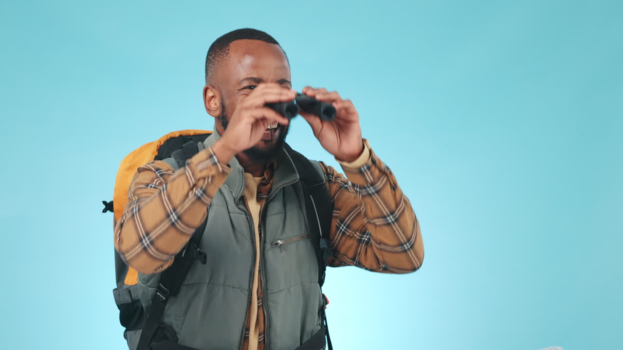 aves, observación y hombre viajan con binocular