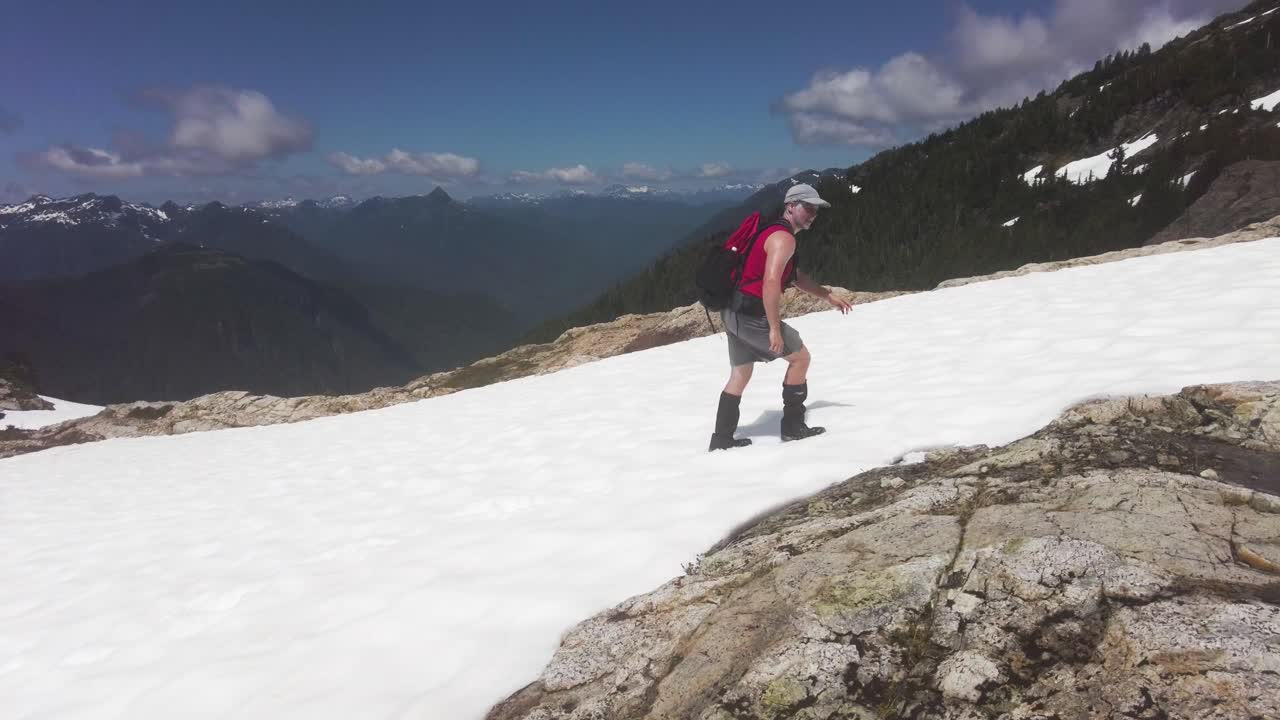 hombre haciendo senderismo en la nieve hasta el monte 5040, isla de vancouver, canadá