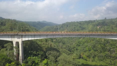 tráfico y turistas en jembatan tukad bangkung, el puente más alto de bali