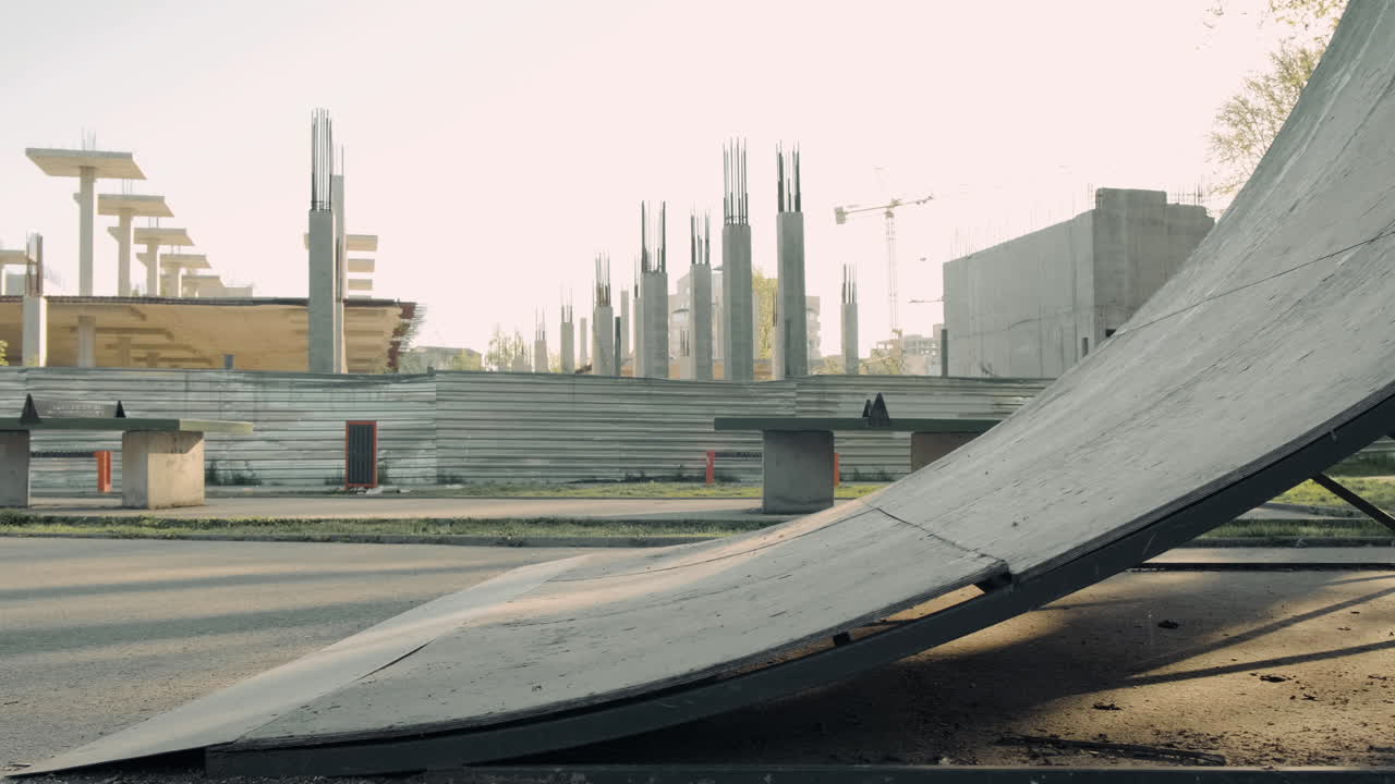 스케이트 공원의 경사로에서 묘기를 부리는 어린 스케이터 소녀