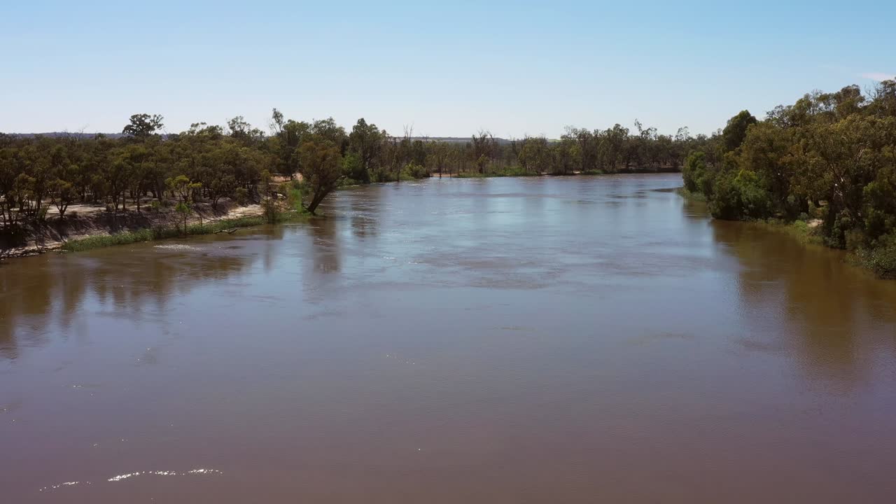 el río murray tiene aguas bajas.
