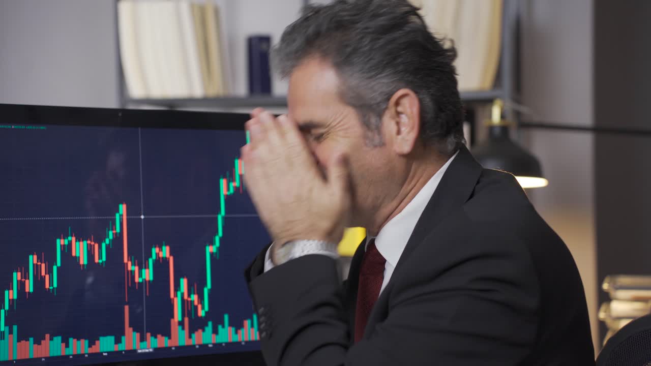 el comerciante rentable se regocija. el comerciante maduro que sigue el mercado de valores se regocija.