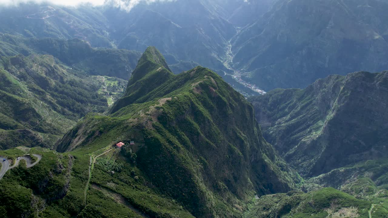 estrecho retorcido exuberante cresta de la montaña madeira revelan aldea del valle
