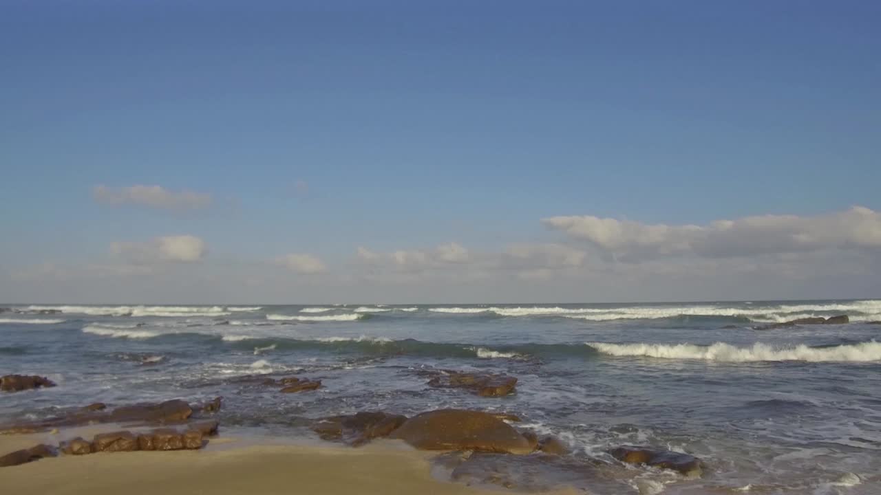 una mirada más cercana a las olas golpeando rocas en la playa de glen gariff en el este de londres, sudáfrica