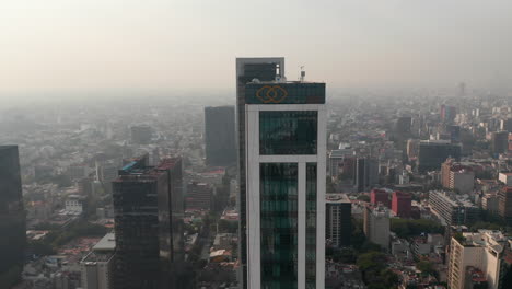 Vista-Aérea-Nebulosa-Del-Paisaje-Urbano-Del-Centro.-Sobrevuelo-Bajo-De-Drones-De-Un-Edificio-De-Oficinas-Alto.-Ciudad-De-México,-México.