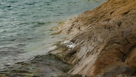 costa rocosa golpeada por las olas debido al fuerte viento