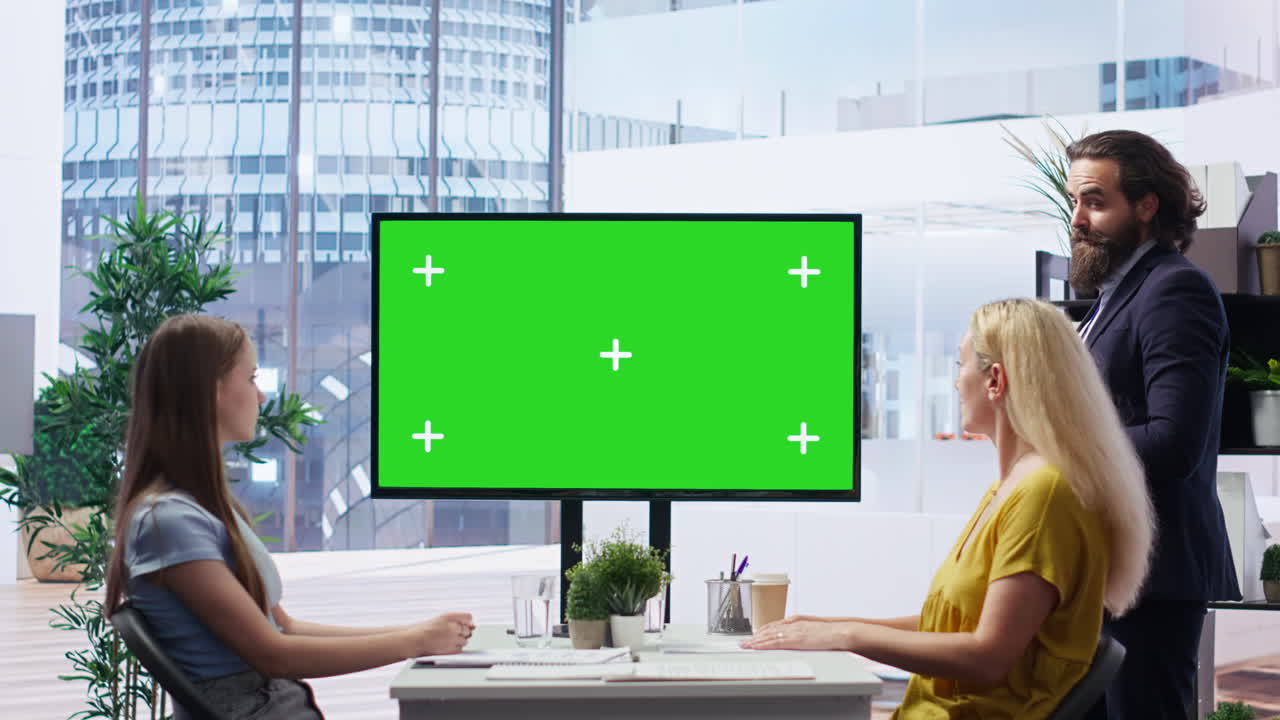 금융 고문은 고객의 시장 지분을 크로마 키 디스플레이에서 분석합니다.