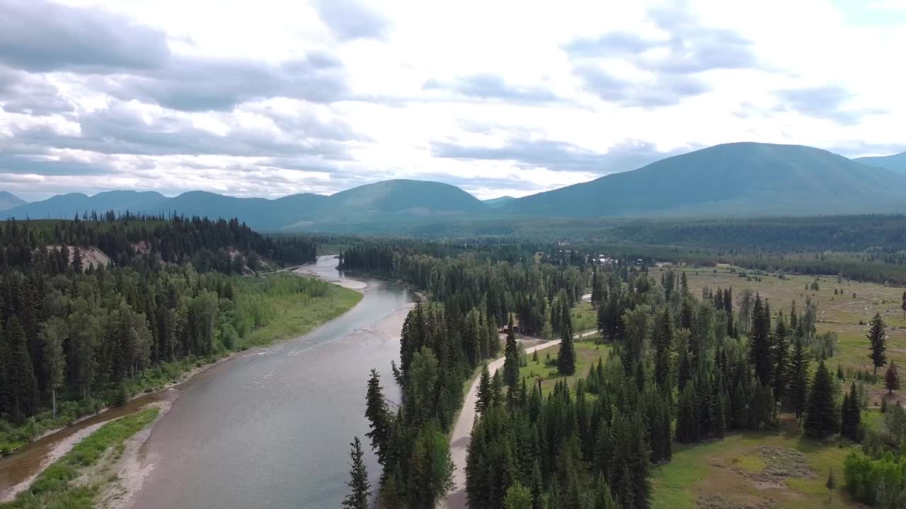 north fork río flathead con glaciar np - drone 4