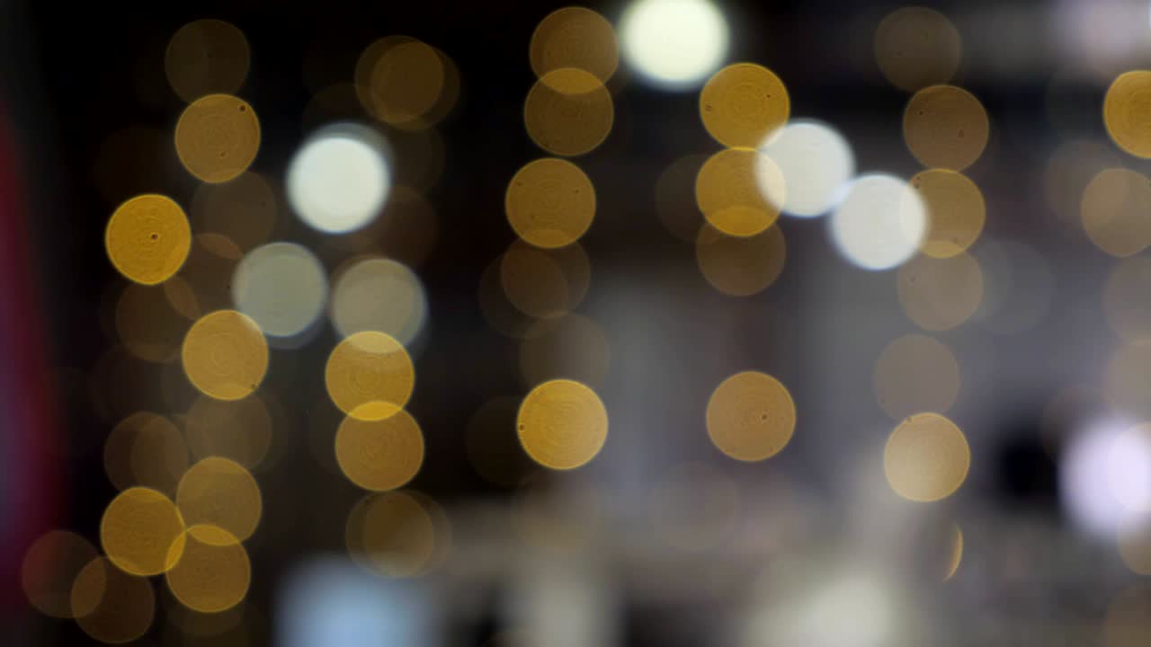 primer plano de guirnaldas amarillas en una ventana. borroso