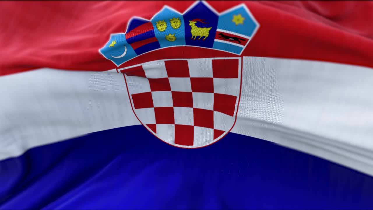바람에 날아다니는 크로아티아 국기 세부 사항