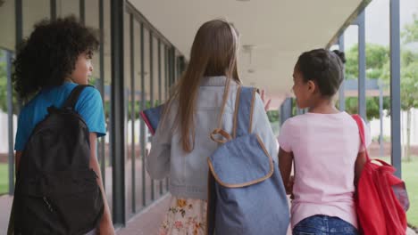 montaje de videos de niños y niñas felices y diversos en varias clases y actividades escolares.