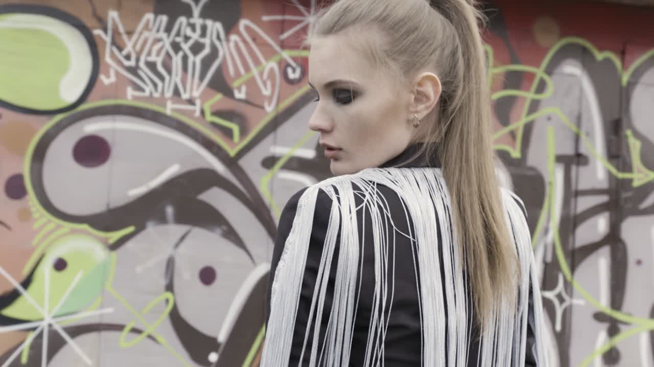 도시 환경에서 세련된 여성