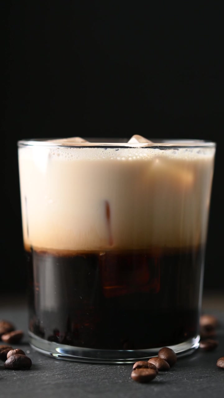Rinfrescante cocktail White Russian alcolico con vodka e panna.