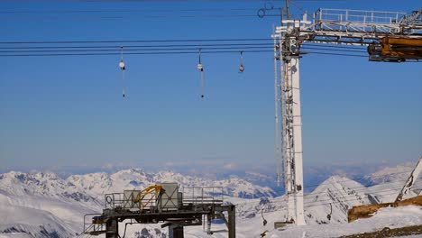 Optisch-Ansprechender-Blick-Auf-Den-Vorbeifahrenden-Und-Umlaufenden-Schlepplift-Am-Ende-Der-Piste,-Schöne-Bergkulisse-An-Einem-Sonnigen-Tag-Mit-Viel-Schnee