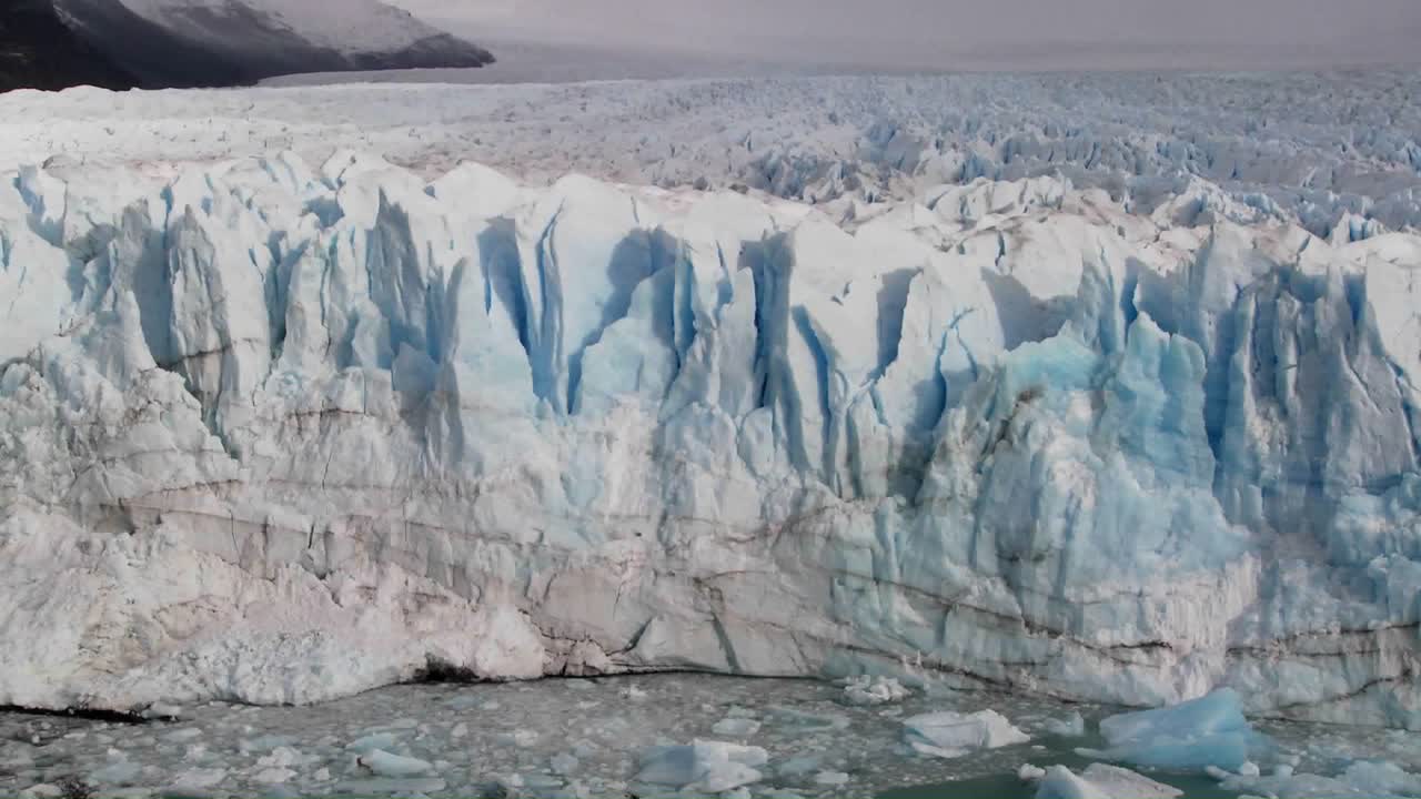 pan a través de un vasto glaciar donde se encuentra con el mar